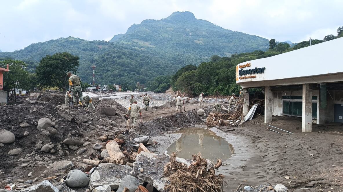 Los militares arribaron a Huehuetla para colaborar con la población en labores de limpieza y detección y entierro de animales muertos I 
 Foto: Lourdes Naranjo