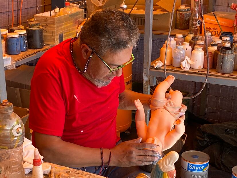 Faustino García Vera continúa reparando figuras de niños Dios como desde hace más de cuatro décadas que inició.