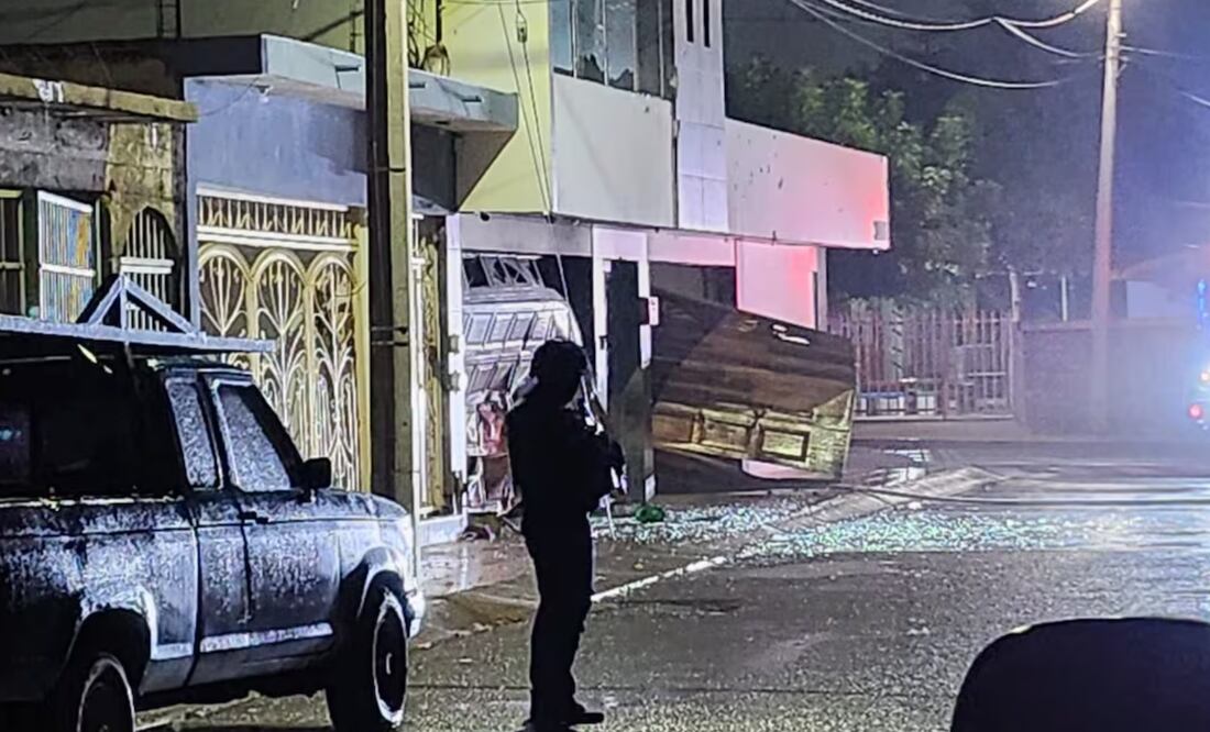 La residencia de dos pisos, ubicada en la colonia Barrancos, en la parte sur-poniente de Culiacán, fue objeto de una lluvia de balas de diversos calibres (8/01/2025) Foto: Especial