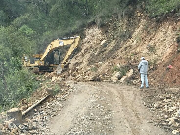 Derrumbe afecta tramo carretero en Nicolás Flores 