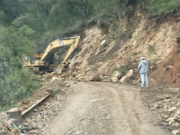 Derrumbe afecta tramo carretero en Nicolás Flores