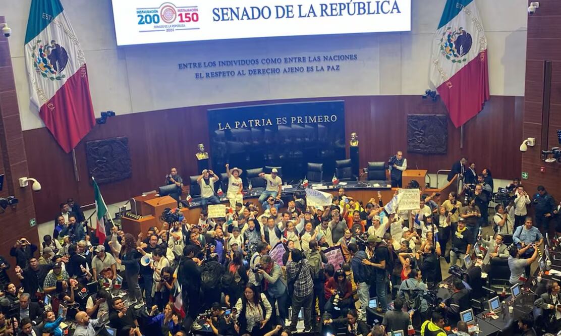 Manifestantes dan portazo en el pleno del Senado. Foto: Yaretzi Osnaya/EL UNIVERSAL