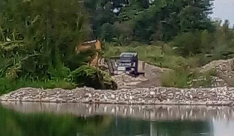 Piden frenar saqueo de material pétreo en río Los Hules