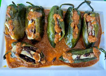 Tepeji del Río reinventa sus sabores tradicionales con chiles rellenos de chapulines y salsa de xoconostle