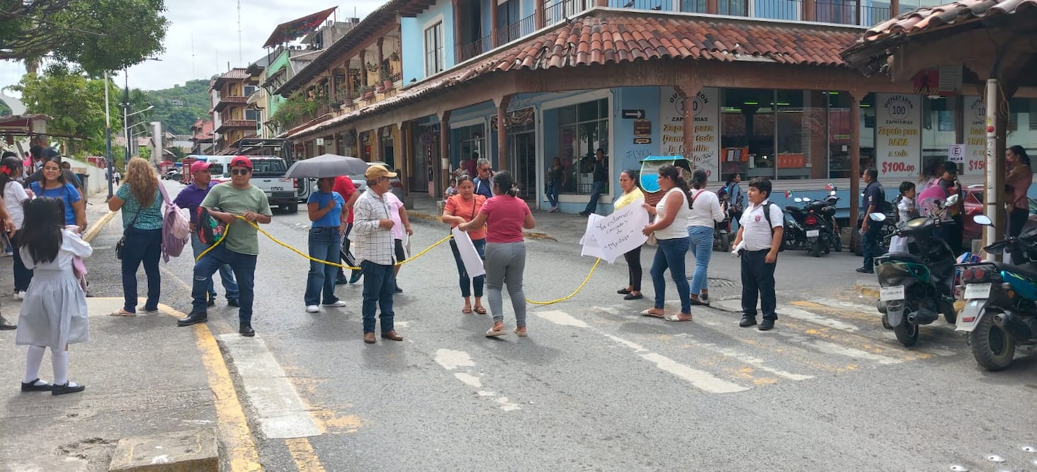 Bloquean calles del centro de Huejutla por conflicto entre turnos escolares | Foto: Francisco Bautista