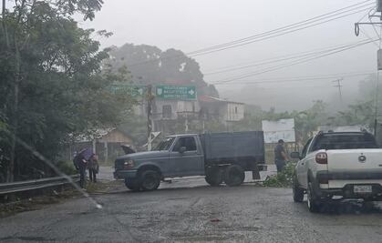 Padres de familia bloquean carretera en Huejutla por incumplimiento de autoridades educativas