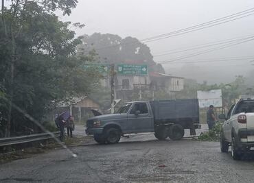 Padres de familia bloquean carretera en Huejutla por incumplimiento de autoridades educativas