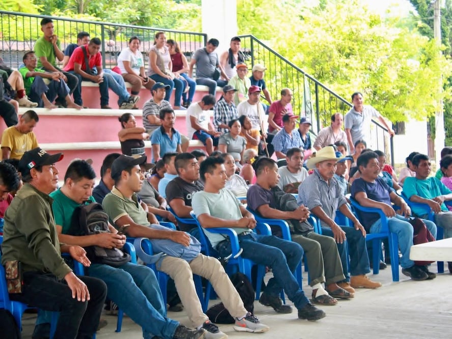 Habitantes de las comunidades de Coamontax, Otecoch, Copaltitla, Amaxac y La Ceiba ubicadas en Huazalingo, convocaron a la presidenta municipal, Vanesa Mejía Hernández, para solicitar la reapertura de la caseta de vigilancia I foto: Especial