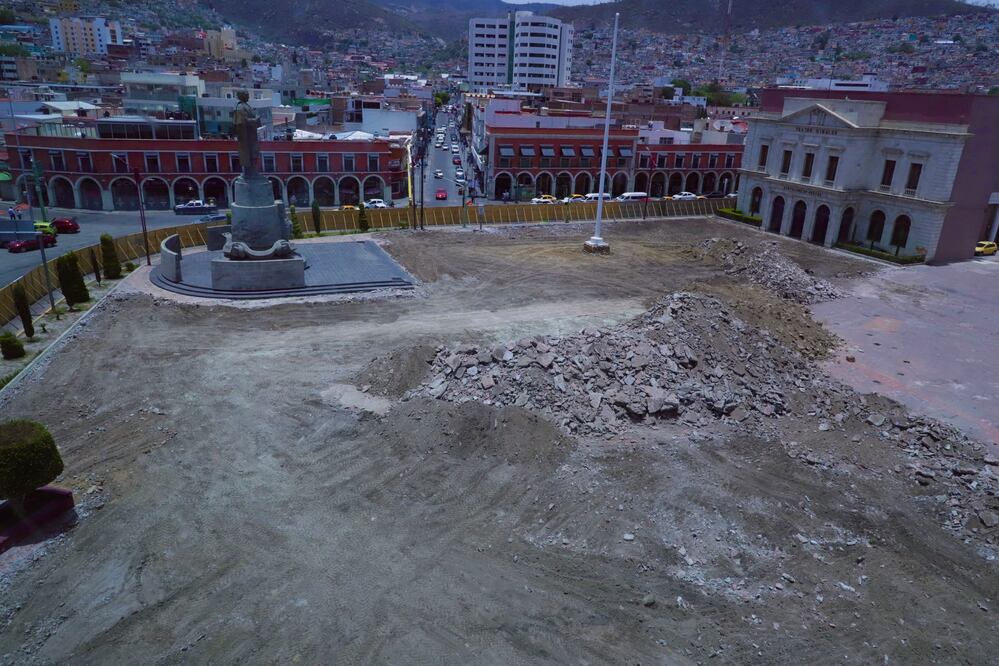 La rehabilitación de los 8 mil metros cuadrados que conforman la explanada de la Plaza Juárez de Pachuca concluirá antes del 15 de septiembre I Foto: Luis Soriano