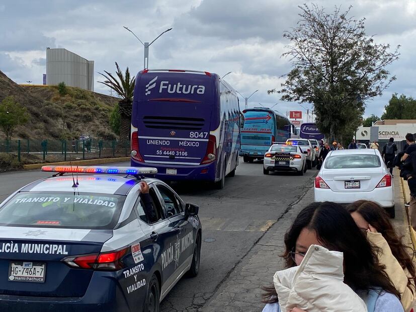 Alumnos de El Mexe bloquean Central de Autobuses de Pachuca; se llevan tres autobuses | Foto: Luis Soriano