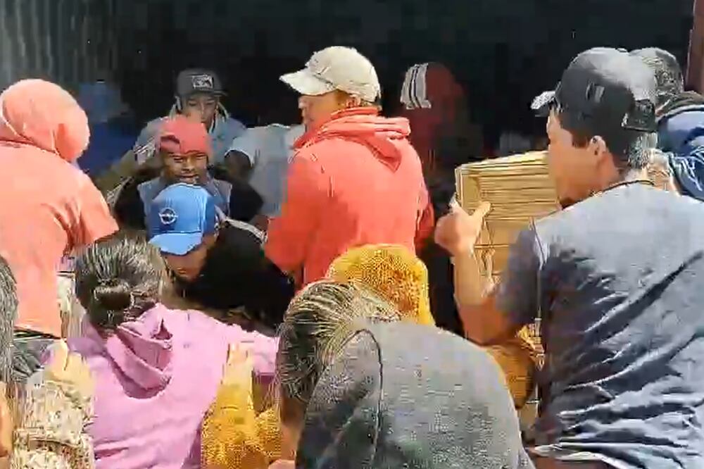 Tras un accidente, pobladores cometen actos de rapiña I Foto: Toma de Video