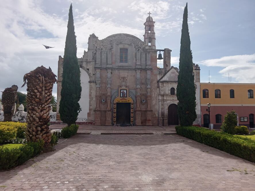 El proyecto ingresado al INAH consta de dos etapas. La primera incluye la construcción de una cancha de usos múltiples y su techado; la segunda contempla la edificación de dos secciones de gradas.