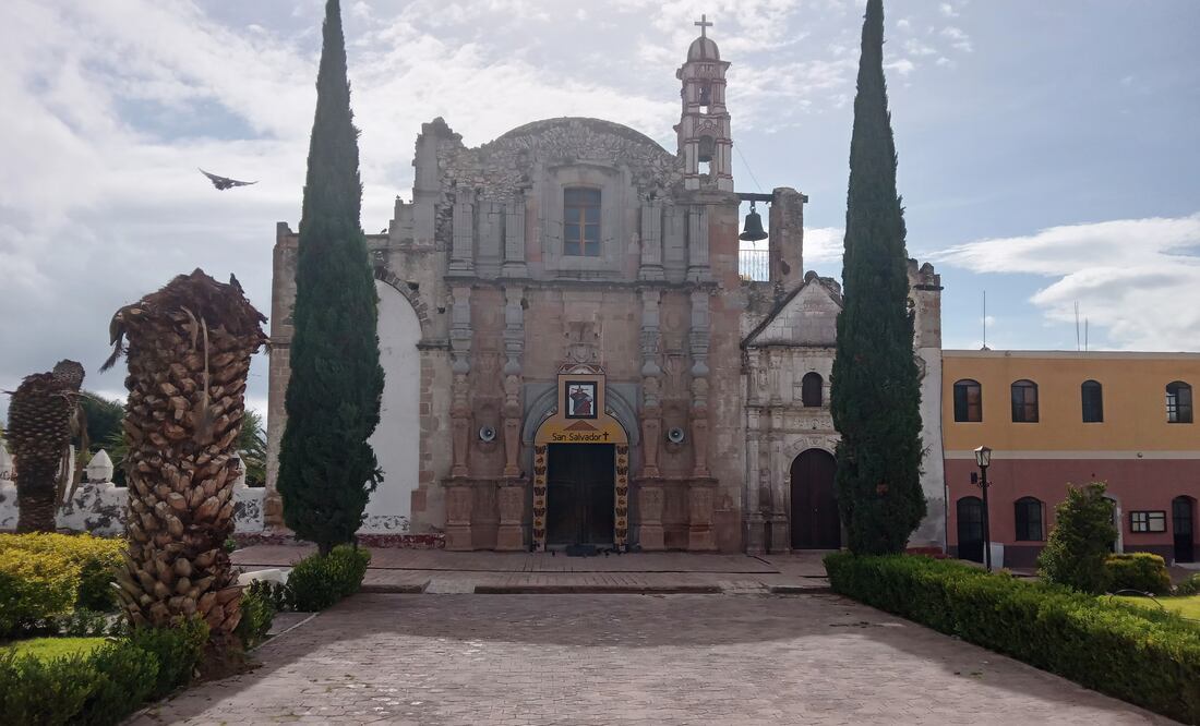 El proyecto ingresado al INAH consta de dos etapas. La primera incluye la construcción de una cancha de usos múltiples y su techado; la segunda contempla la edificación de dos secciones de gradas.