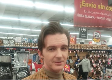 Drake Bell fue captado cazando ofertas durante El Buen Fin
