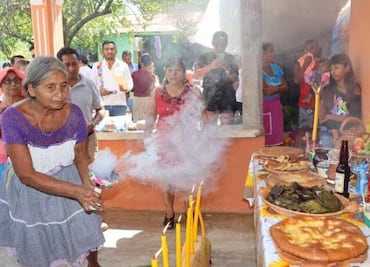 Con ofrenda a San Miguel Arcángel, inicia la festividad del Xantolo 2024 en la Huasteca