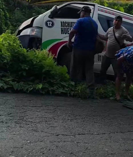 Urvan de transporte público choca contra poste y evita caer a un barranco en Xochiatipan