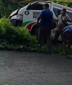 Urvan de transporte público choca contra poste y evita caer a un barranco en Xochiatipan