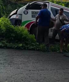 Urvan de transporte público choca contra poste y evita caer a un barranco en Xochiatipan