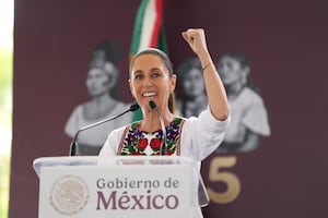 Sheinbaum entra a la lista de las 67 personas más elegantes de 2025; The New York Times destaca los bordados mexicanos en su indumentaria