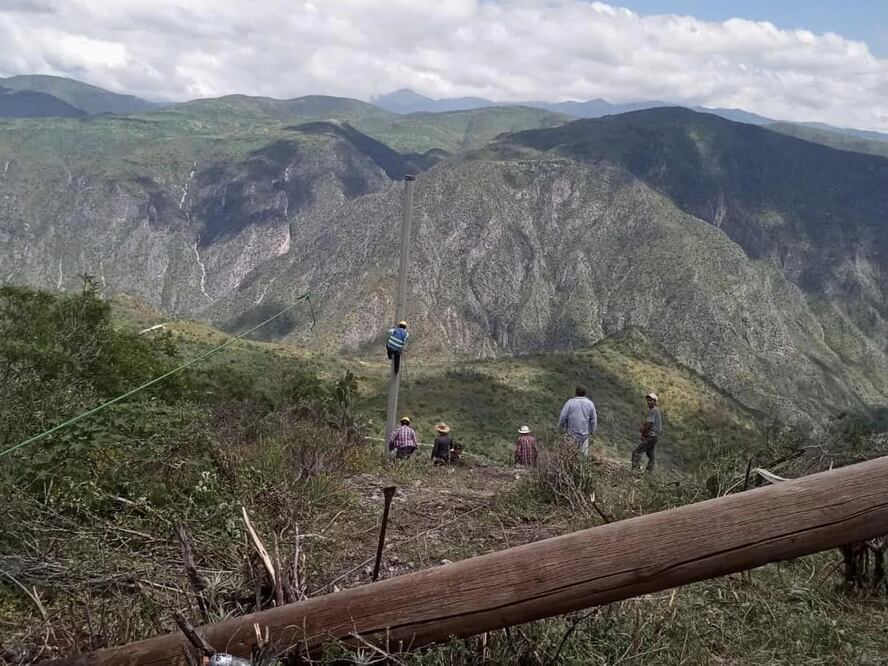Desde hace dos semanas, los pobladores de ocho localidades pertenecientes a los municipios de Eloxochitlán, Metztitlán y Tlahuiltepa se encuentran sin energía eléctrica y con los caminos medianamente abiertos, luego del paso de las lluvias de mediados de septiembre.
Foto: Especial