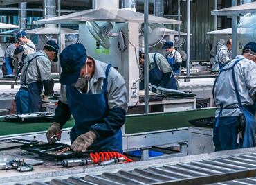 El 27% de los empleados en México trabajan más horas: OCDE