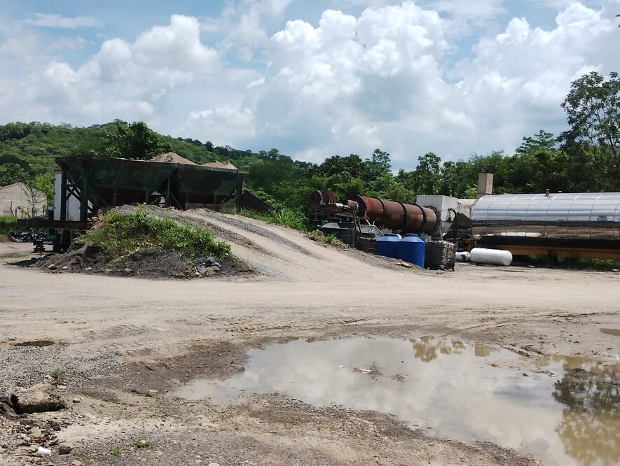 ¡Cierran planta asfaltadora en Huejutla! Foto: Francisco Bautista