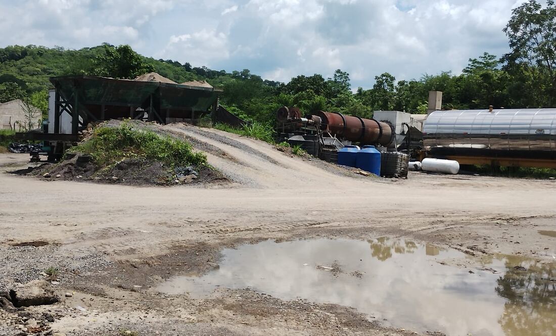 ¡Cierran planta asfaltadora en Huejutla! Foto: Francisco Bautista