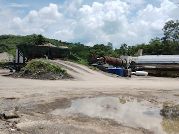 Ejidatarios de Chililico cercan planta asfaltadora por incumplimiento de pago