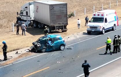 Vuelca automóvil tras chocar con tractocamión