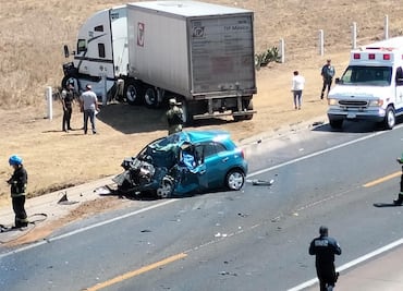 Vuelca automóvil tras chocar con tractocamión