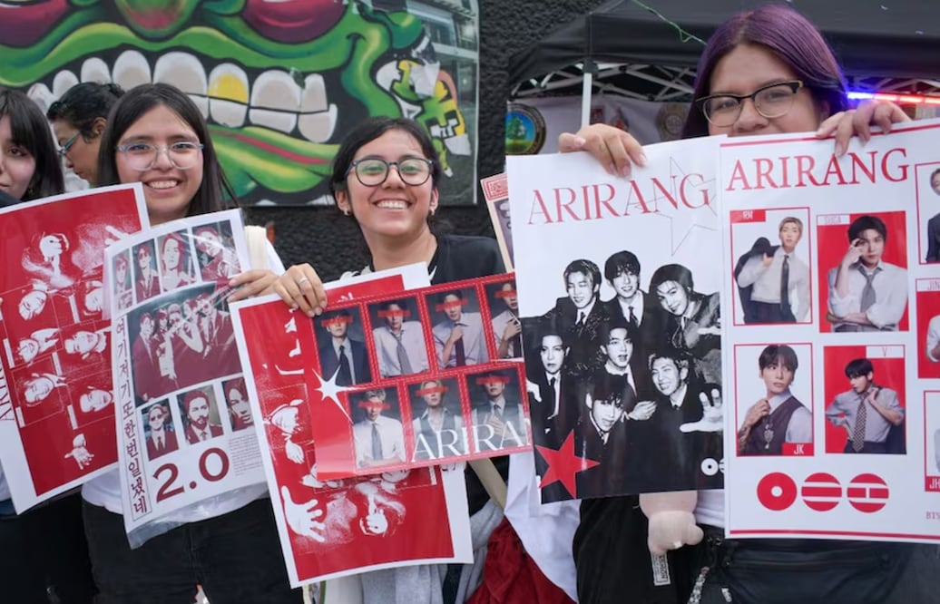 Fanáticas de BTS mexicanas previo a uno de los conciertos que la banda coreana ofreció en el Estadio GNP a principios de mayo. Foto: Santiago Cadena/El Universal.
