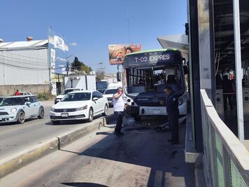 Vehículo invade carril confinado y choca contra unidad del Tuzobús en la estación Matilde