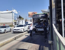 Vehículo invade carril confinado y choca contra unidad del Tuzobús en la estación Matilde