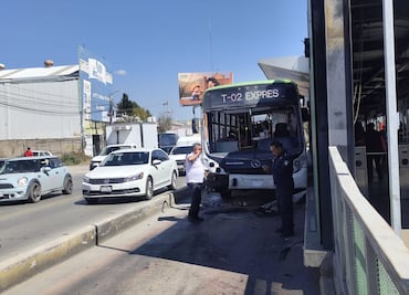 Vehículo invade carril confinado y choca contra unidad del Tuzobús en la estación Matilde
