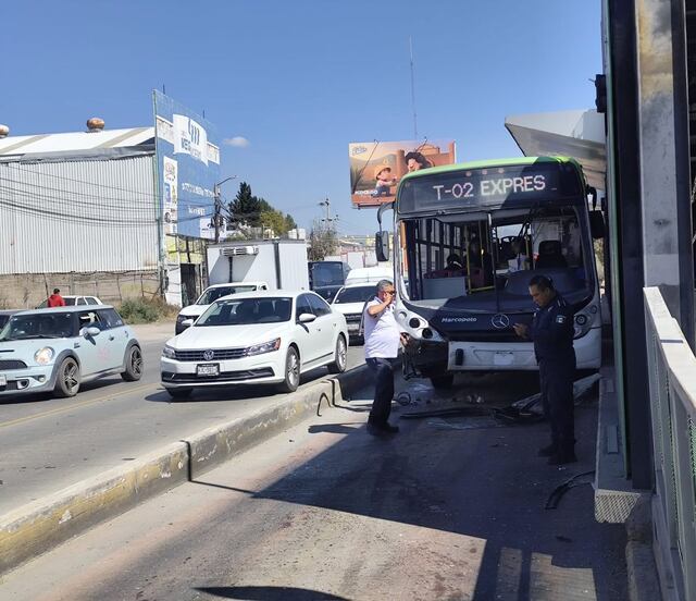 Vehículo invade carril confinado y choca contra unidad del Tuzobús en la estación Matilde