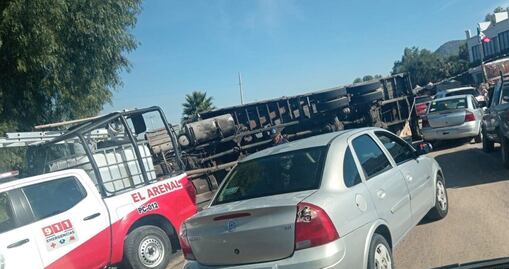Volcadura de camión provoca caos vial en carretera Pachuca-Actopan 
