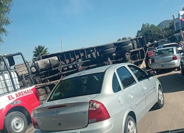 Volcadura de camión provoca caos vial en carretera Pachuca-Actopan