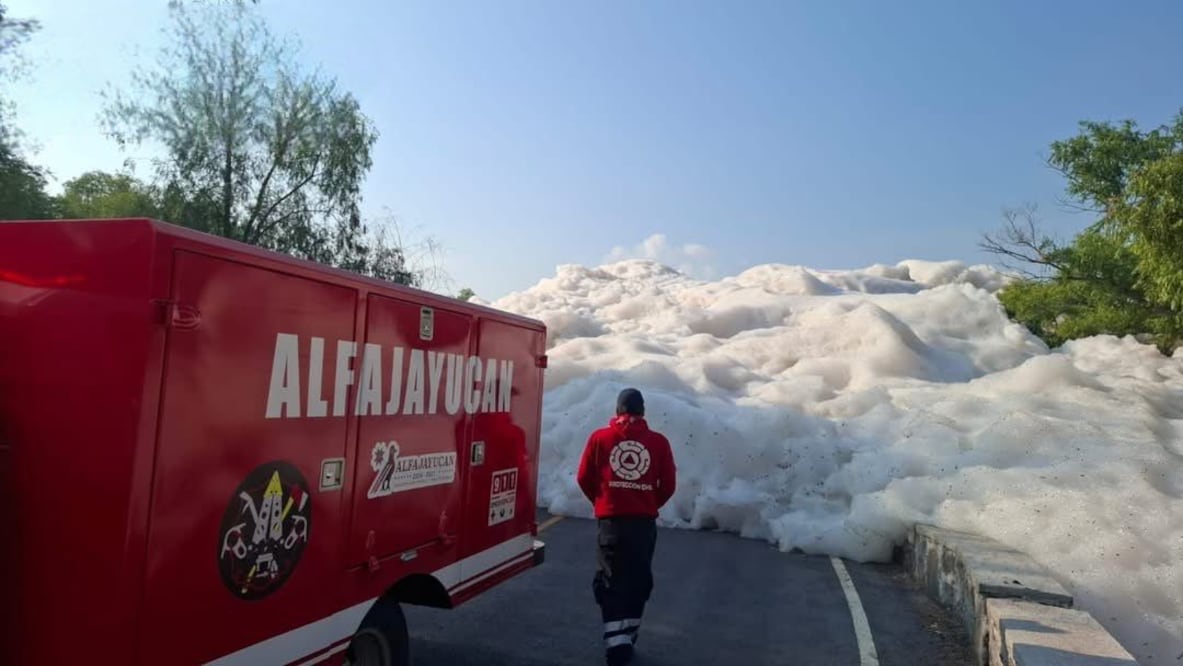 Una gran cantidad de espuma generada en los ríos de aguas negras en el municipio de Alfajayucan, provocó que la carretera Chilcuautla-Alfajayucan quedara bloqueada.  Foto: Especial