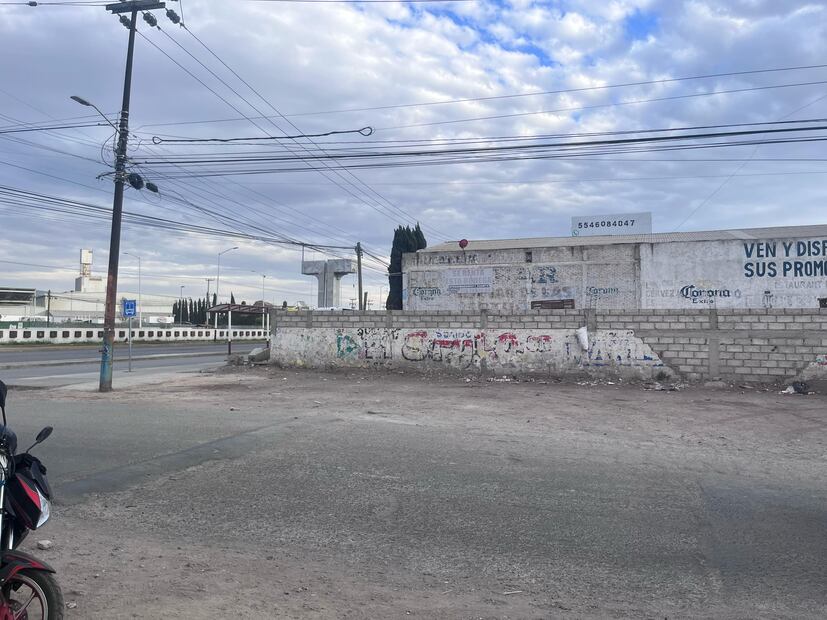 Otra parada que albergaba diariamente unas cincuenta camionetas de transporte colectivo que hacían base, para iniciar sus rutas en Tizayuca Foto: Javier Quezada