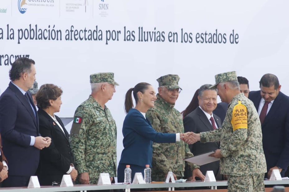 La presidenta Claudia Sheinbaum presidio la Ceremonia de reconocimiento al personal que participó en la aplicación del Plan DN-III-E y Plan Marina, derivado de las lluvias y diversas afectaciones registradas en los estados de Hidalgo, Puebla, Querétaro, SLP y Veracruz, en la Plataforma del Centro Estratégico Militar de Acopio, Base Aérea Militar No. 1. Jueves 27 de noviembre de 2025. Foto: Agencia EL UNIVERSAL/Carlos Mejía/RDB.