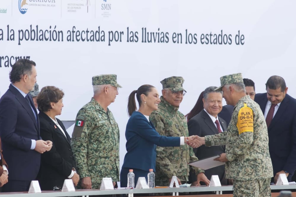 La presidenta Claudia Sheinbaum presidio la Ceremonia de reconocimiento al personal que participó en la aplicación del Plan DN-III-E y Plan Marina, derivado de las lluvias y diversas afectaciones registradas en los estados de Hidalgo, Puebla, Querétaro, SLP y Veracruz, en la Plataforma del Centro Estratégico Militar de Acopio, Base Aérea Militar No. 1. Jueves 27 de noviembre de 2025. Foto: Agencia EL UNIVERSAL/Carlos Mejía/RDB.