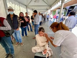 Alta afluencia en módulos de vacunación itinerantes en Pachuca
