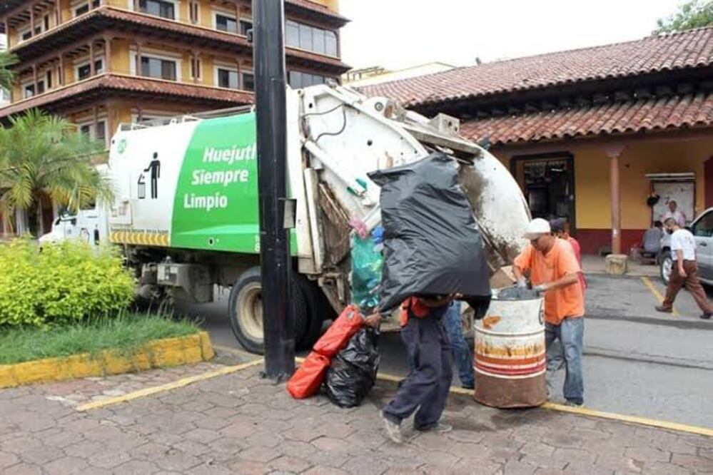 Alfredo San Román Duval, alcalde de Huejutla, externó el faltante de tres camiones compactadores de basura, de los cuales tendrá que responder el anterior alcalde interino, José Pilar López I Foto: Especial