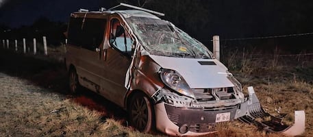 Camioneta vuelca en la autopista México-Pachuca, a la altura de Tizayuca