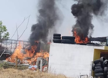Arde una vulcanizadora en Huichapan