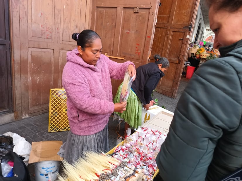Entre lo místico y lo religioso, la población acude al Centro de Pachuca a buscar productos para sus rituales de abundancia de Año Nuevo I foto: Lourdes Naranjo