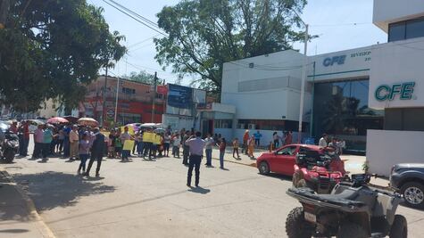 Bloquean avenida vecinos del Parque de Poblamiento