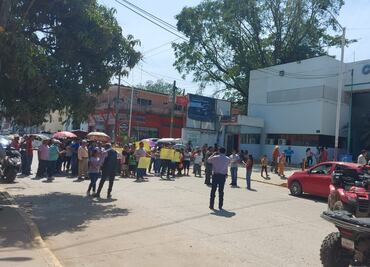 Bloquean avenida vecinos del Parque de Poblamiento