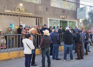 Bloqueo en oficinas de CFE por manifestantes que exigen solución a quejas
