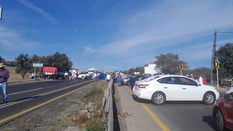 Manifestantes bloquean la México-Tuxpan en demanda de justicia para Dana López